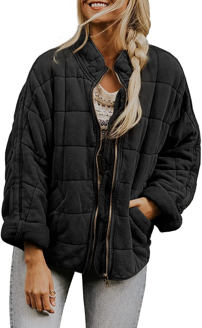 Abrigo de invierno con cuello alto y cremallera.