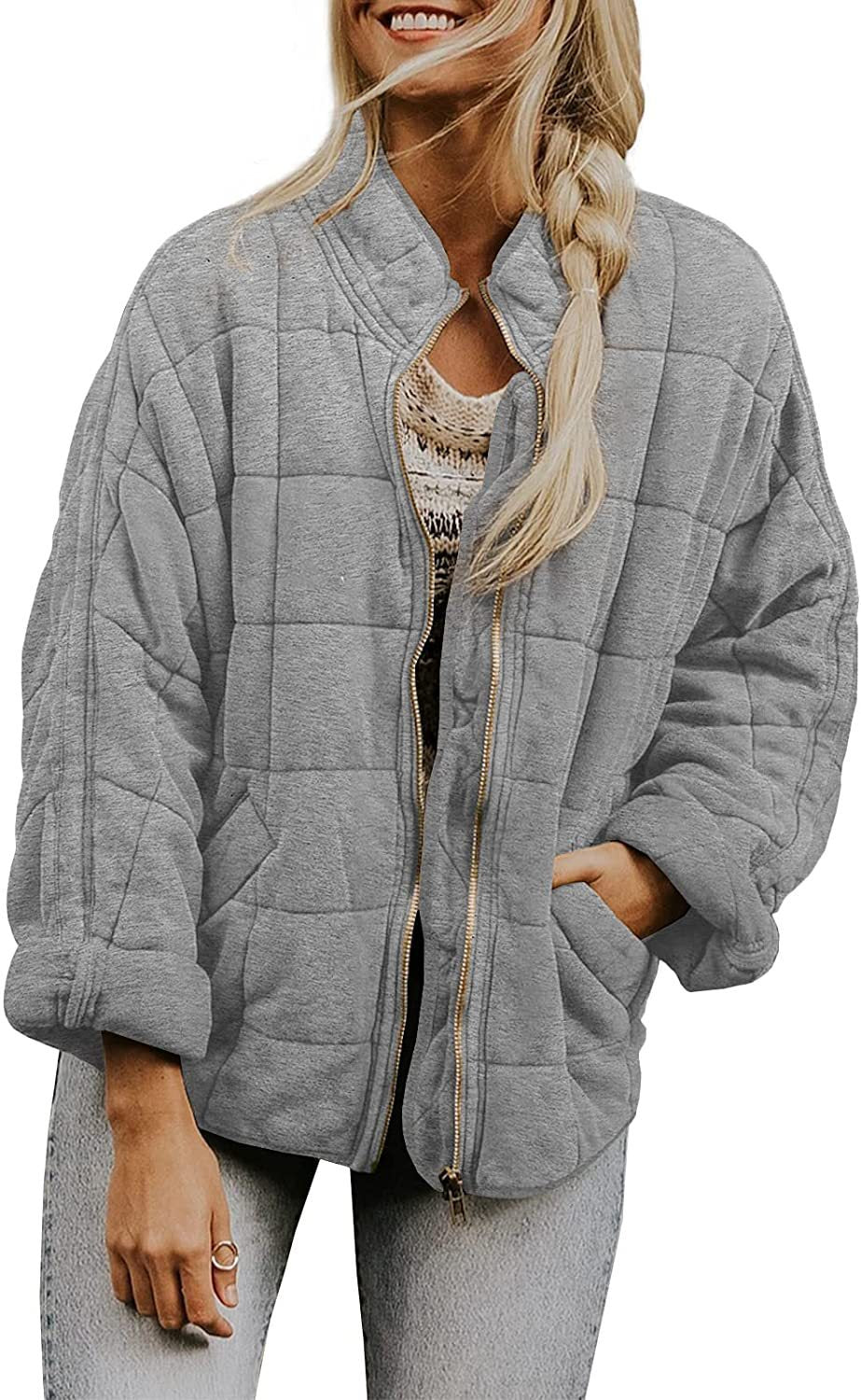 Abrigo de invierno con cuello alto y cremallera.