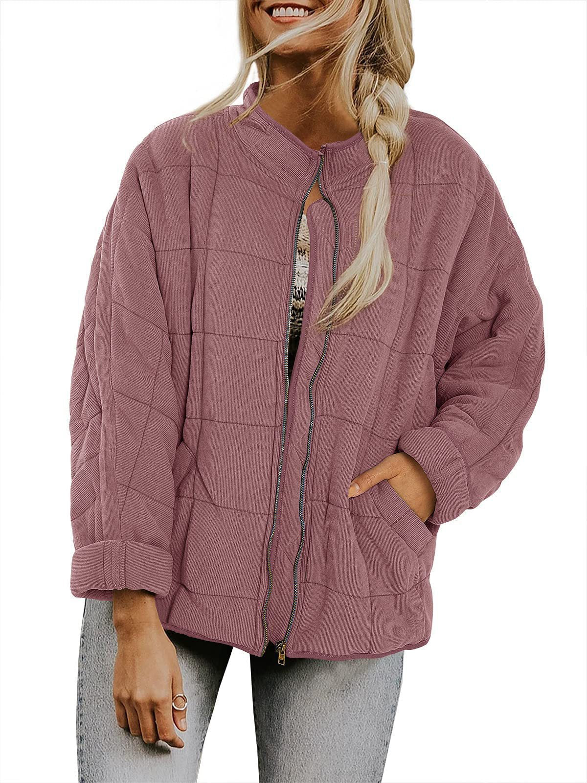 Abrigo de invierno con cuello alto y cremallera.