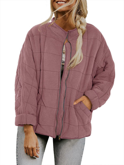 Abrigo de invierno con cuello alto y cremallera.