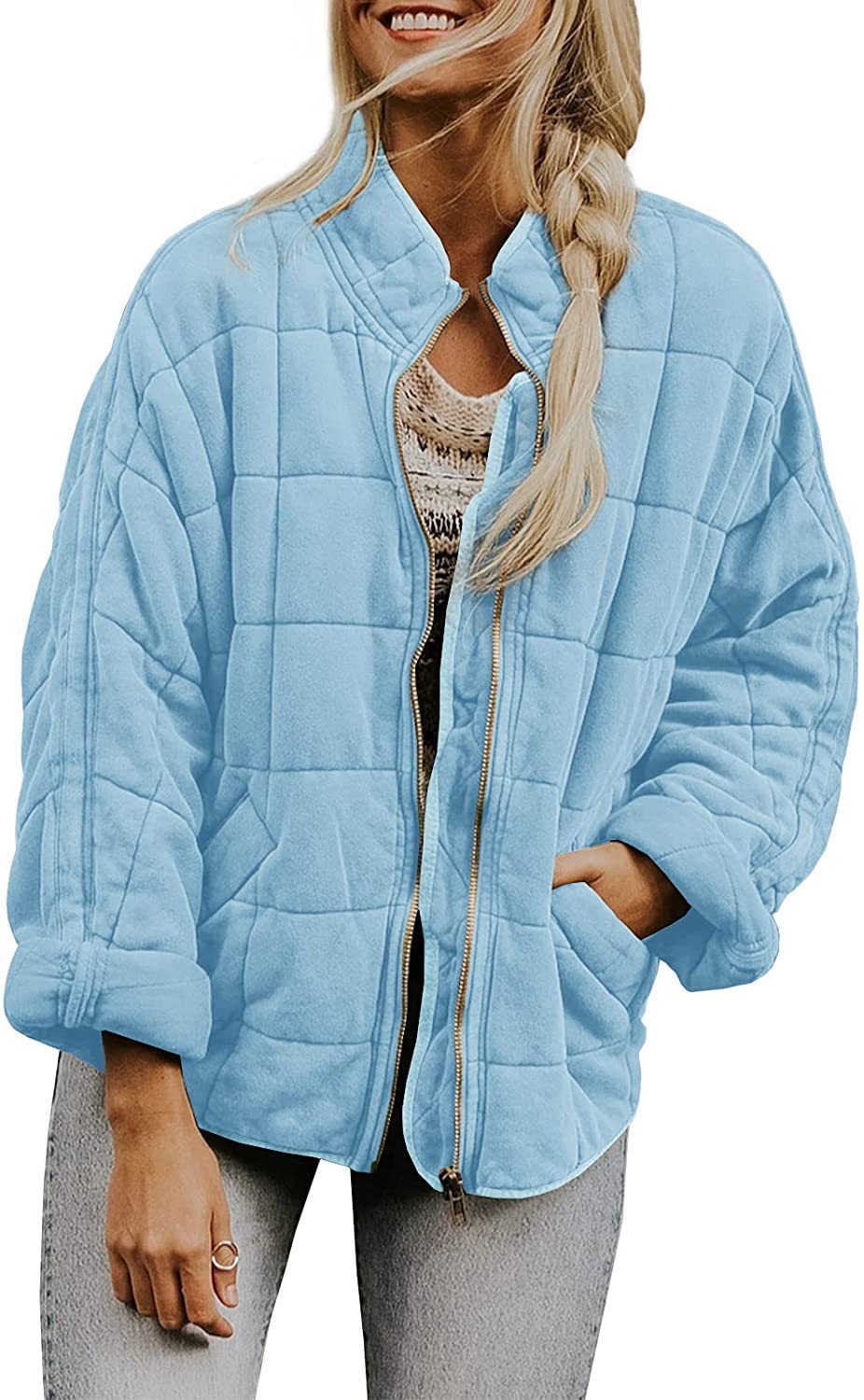 Abrigo de invierno con cuello alto y cremallera.