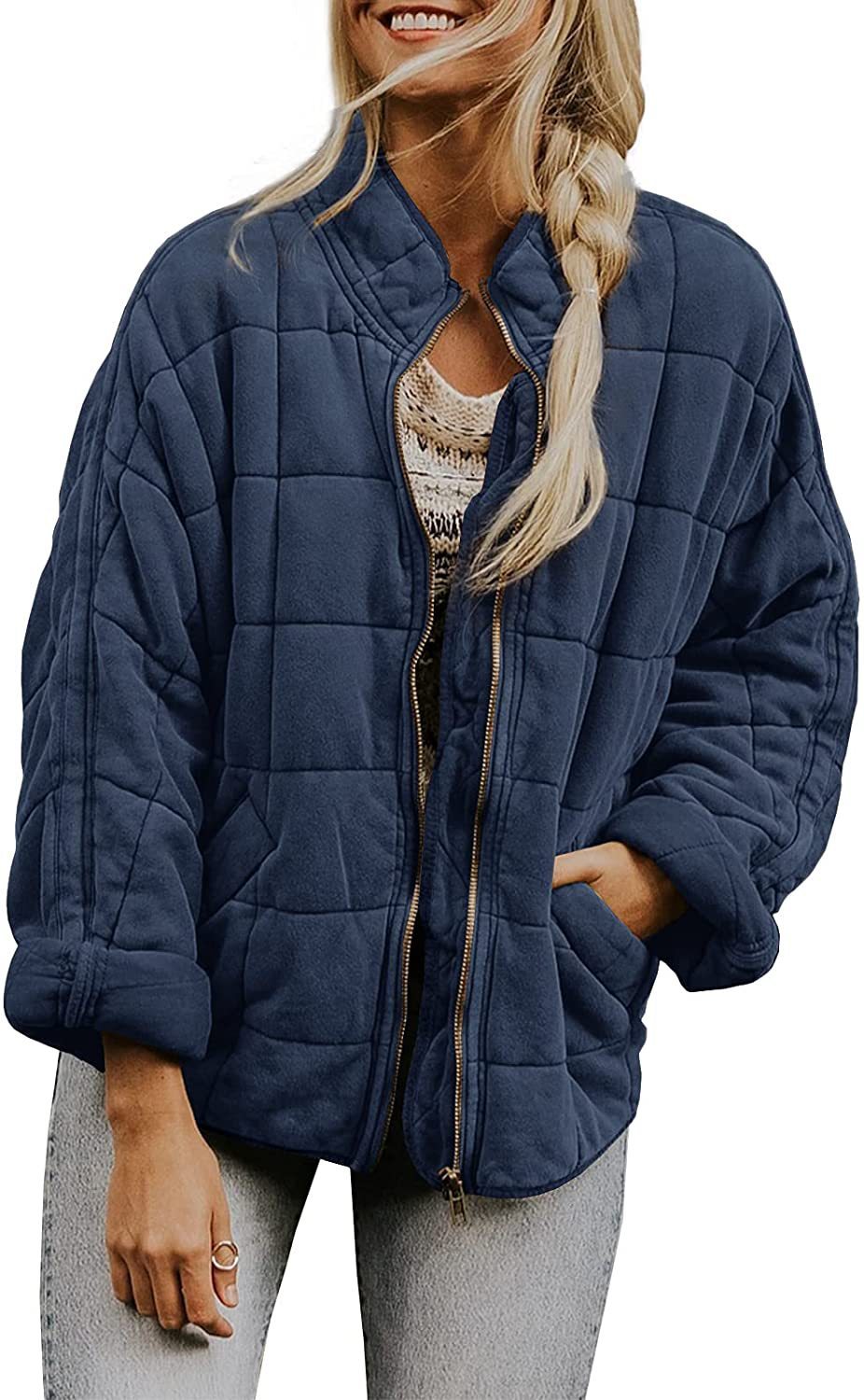 Abrigo de invierno con cuello alto y cremallera.