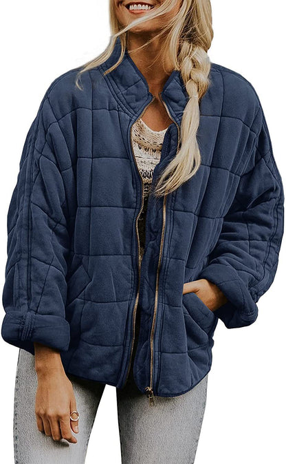 Abrigo de invierno con cuello alto y cremallera.