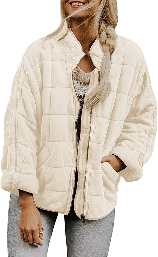 Abrigo de invierno con cuello alto y cremallera.