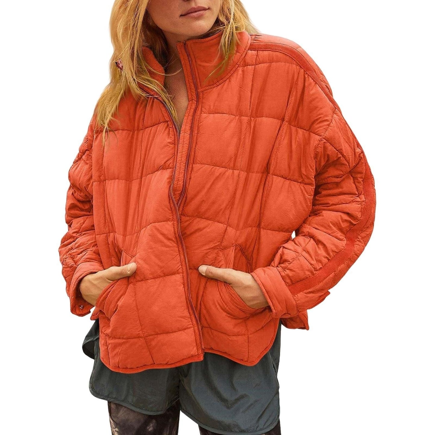 Abrigo de invierno con cuello alto y cremallera.