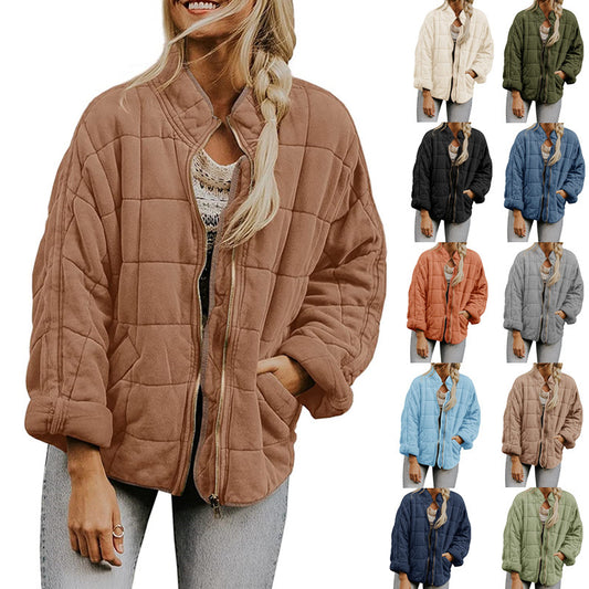 Abrigo de invierno con cuello alto y cremallera.