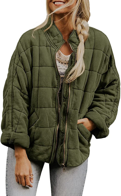 Abrigo de invierno con cuello alto y cremallera.