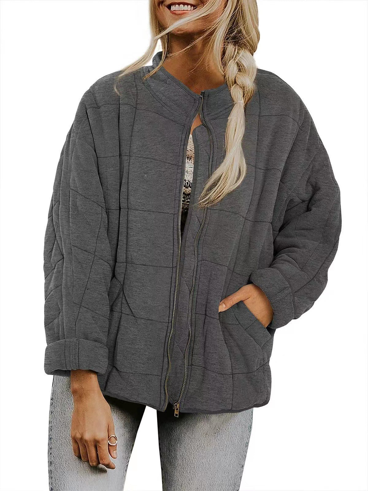 Abrigo de invierno con cuello alto y cremallera.