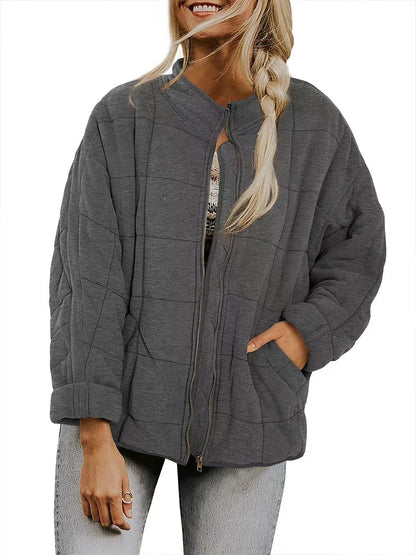 Abrigo de invierno con cuello alto y cremallera.