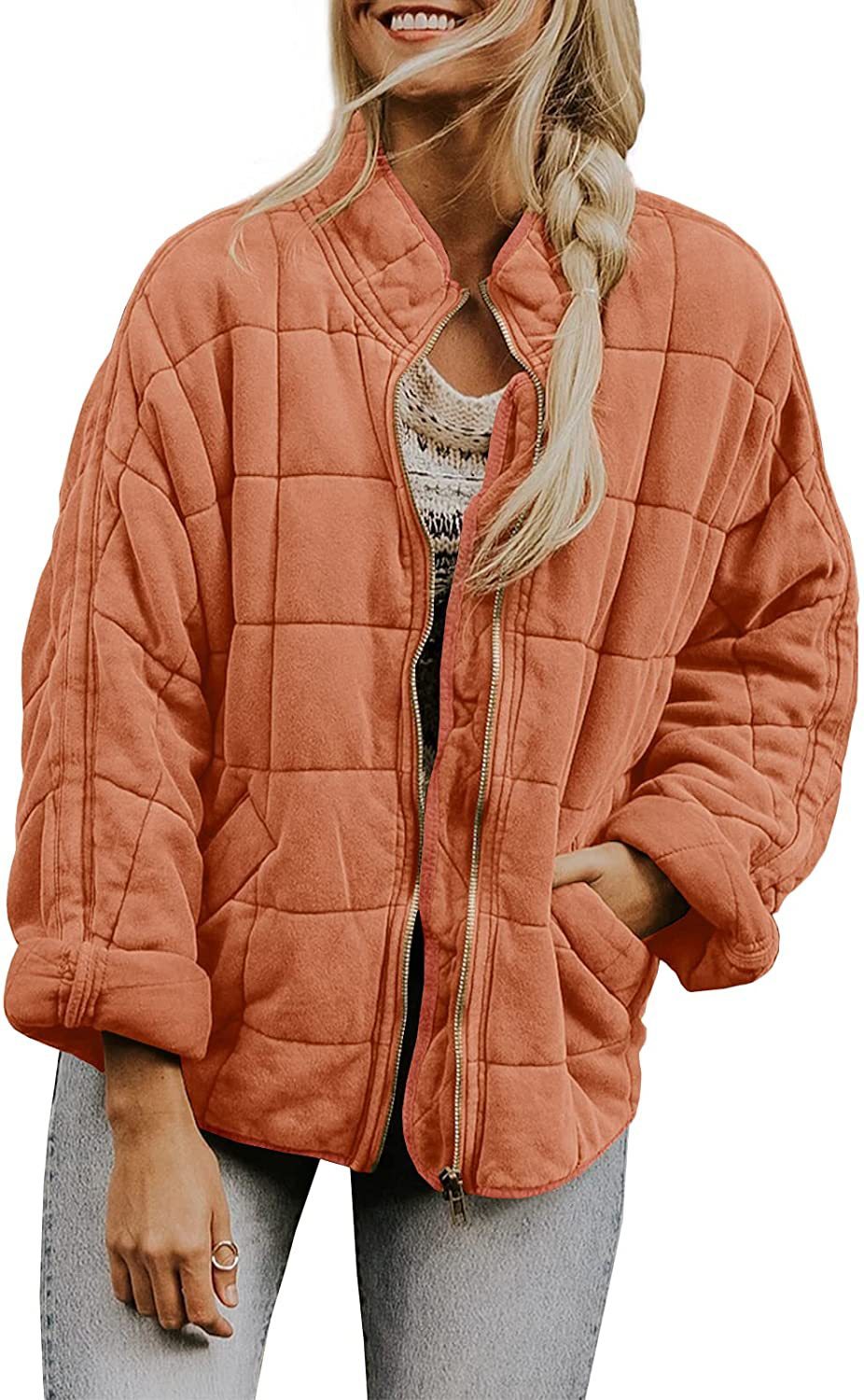 Abrigo de invierno con cuello alto y cremallera.