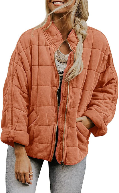 Abrigo de invierno con cuello alto y cremallera.