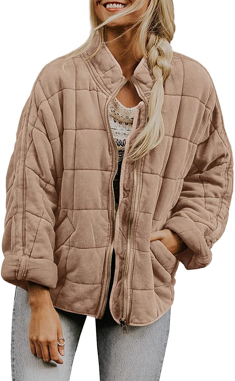 Abrigo de invierno con cuello alto y cremallera.