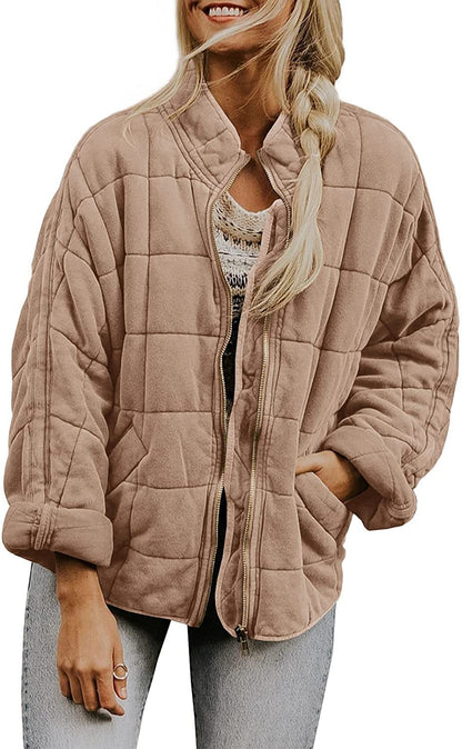 Abrigo de invierno con cuello alto y cremallera.