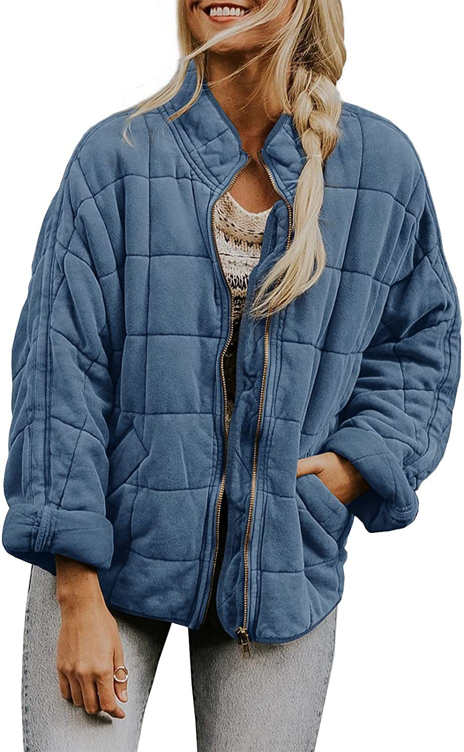 Abrigo de invierno con cuello alto y cremallera.