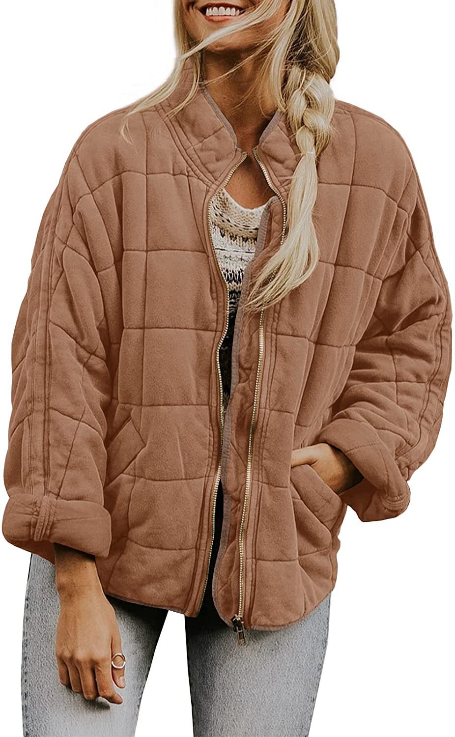 Abrigo de invierno con cuello alto y cremallera.