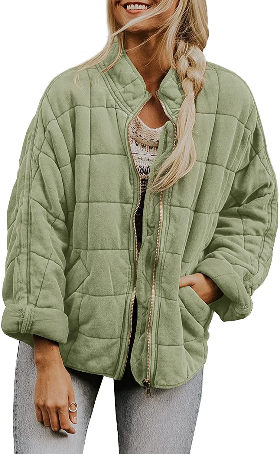 Abrigo de invierno con cuello alto y cremallera.